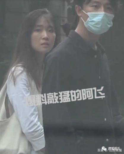 黄轩与女友甜蜜互动场景图