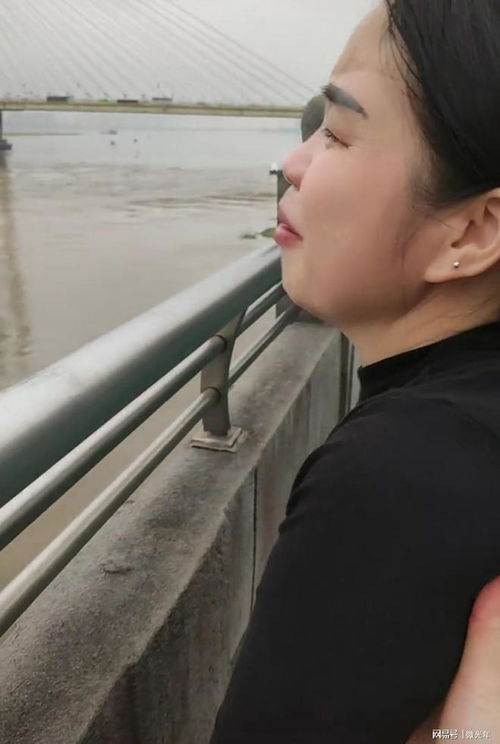 15岁孩子夜游嘉陵江失踪，妈妈急哭，夏季野泳安全敲响警钟