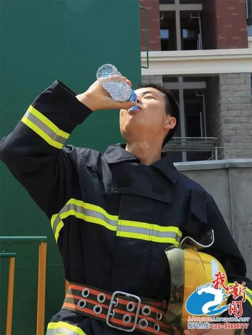 三伏天人们热得冒汗