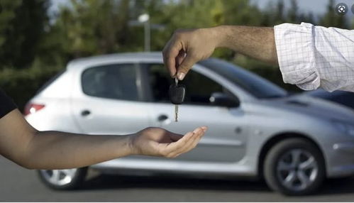 一位年轻人正在认真查看二手小米YU7的内饰