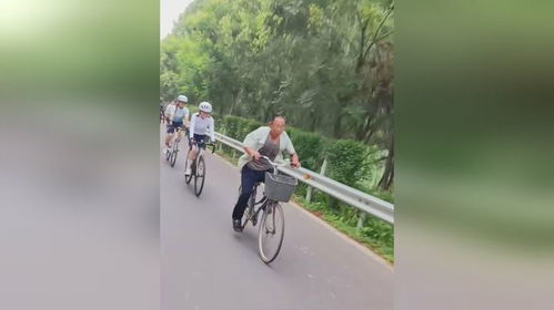 老年暴走团竟逼停救护车！背后真相令人深思