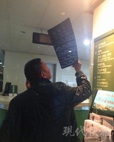 医生查看肾脏检查报告