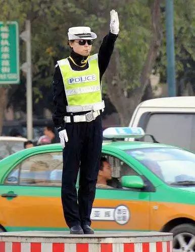 北京女交警为游客指路，颜值超高像极了杨紫