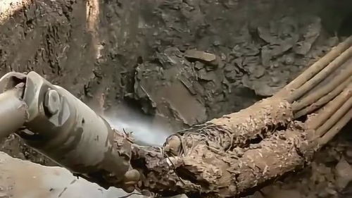 工人冲洗水管场景