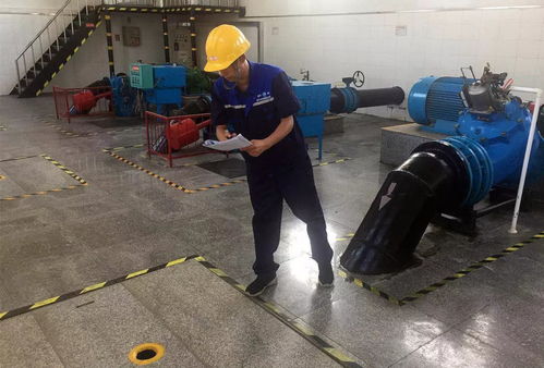 工作人员查看水管设施