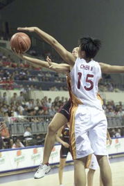 韩旭在比赛中封盖对手上篮