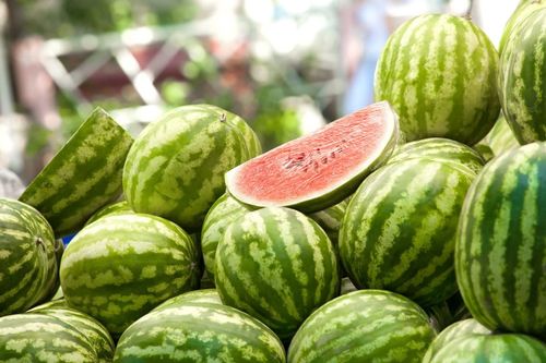 一块切开的西瓜特写