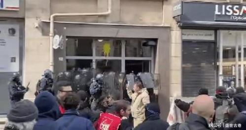 民众抗议的场景