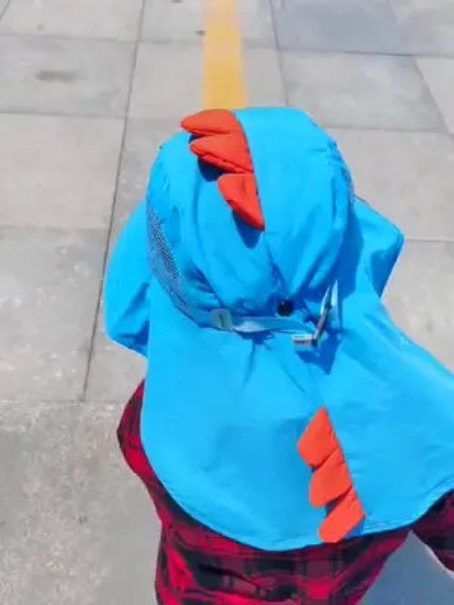 小朋友戴着帽子防晒