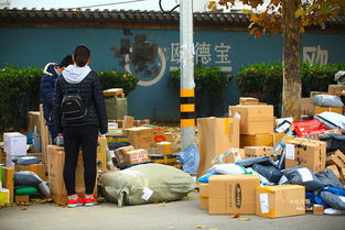 堆积如山的各种货物的景象