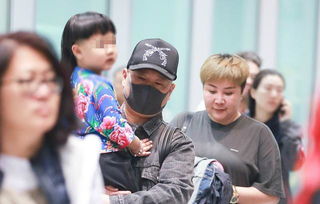 郭德纲一家三口罕见露面，背后故事引人深思