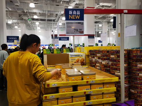 顾客在山姆挑选商品画面