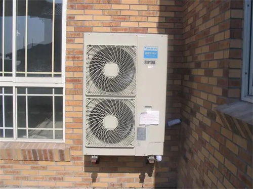 空调外机在烈日下运转