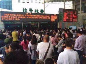 医院门口挂号排队场景图