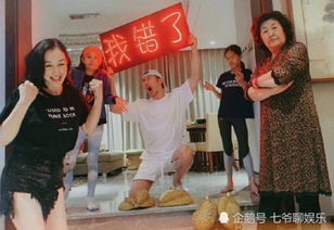 老年夫妇举灯牌