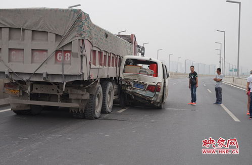 事故现场车辆损坏情况