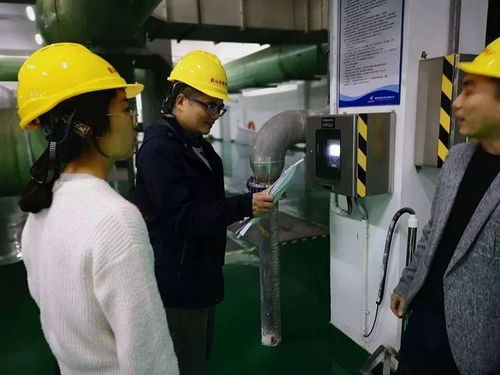 工作人员现场勘察水质情况