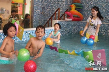 孩子在游泳池中尽情嬉戏的模样