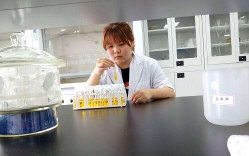 工作人员进行水质检测的画面