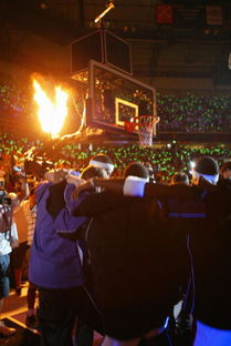 苏超赛场惊现‘武松打虎’奇景！几万观众见证独特表演