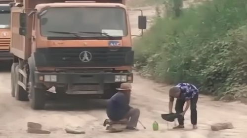 警方回应暴走团占路：素质惹争议！