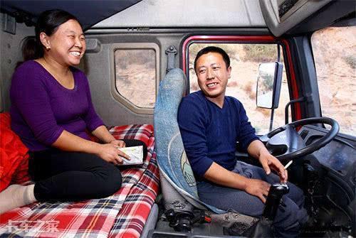 执法人员带走司机夫妻