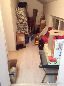 整理阳台物品的画面