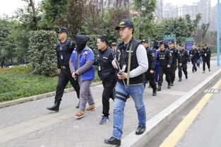 警察押解嫌疑人画面