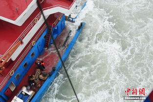 救援人员救助遇险船只