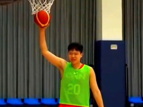 杨瀚森在训练中