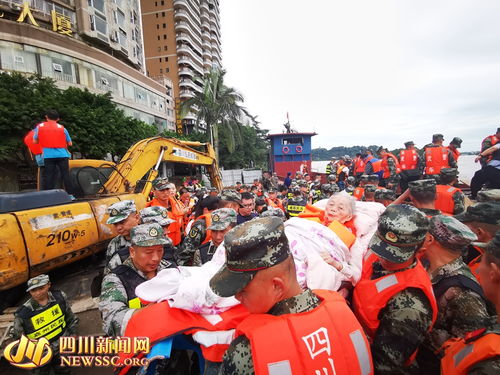 救援人员在转移被困群众