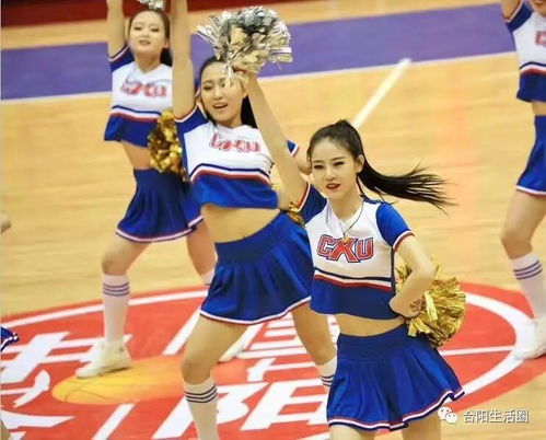 孩子在篮球场上奋力拼搏的样子