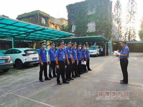 女交警列队准备出发