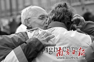 演唱会亲密搂抱两人被停职，背后真相令人咋舌！