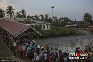 居民排队取水的照片