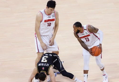 旁人鼓动小球迷继续骂的画面