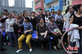 家长聚集讨说法