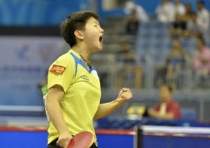 孙颖莎手捧奖杯庆祝胜利