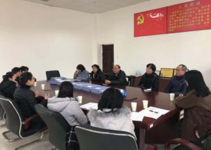 双胞胎兄弟在学校图书馆学习