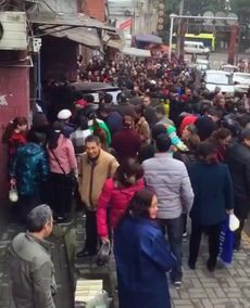 居民们聚集讨论