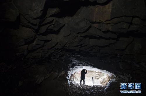 库蒂娜带孩子微笑