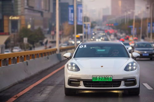 顾客试驾保时捷汽车