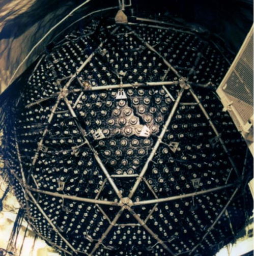 北京外国语大学录取通知书中的玻璃球