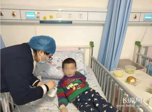 医护人员照顾幼儿