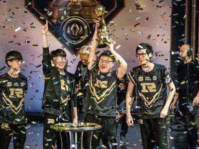 AL战队队员们兴奋地拥抱在一起