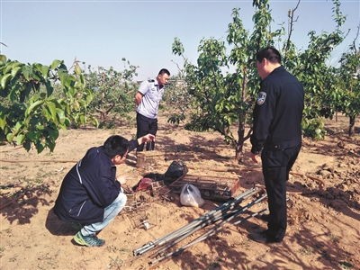 执法人员查处非法捕鸟现场