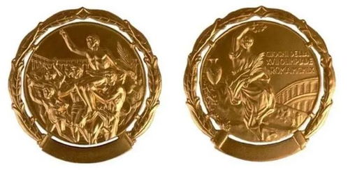 蜀宝锦仔与奖牌合影