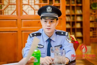 警察正在接受记者采访
