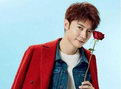 A-Lin手捧奖杯笑容灿烂