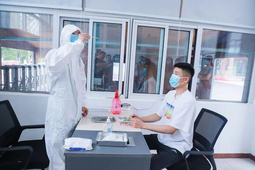 医生测量体温场景